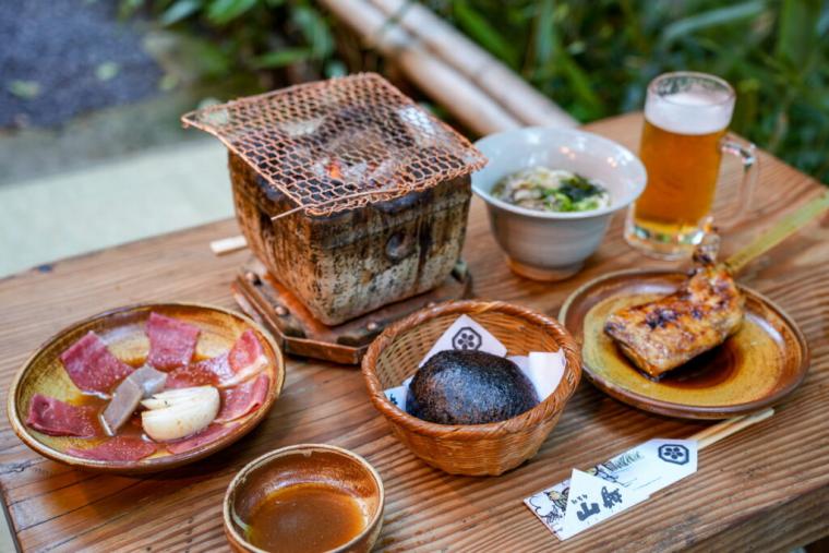 山の中に突如現れる異空間！山賊になった気分で豪快料理が味わえる名物スポット「いろり山賊」｜山口県岩国市