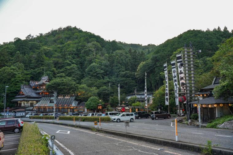 山の中に突如現れる異空間！山賊になった気分で豪快料理が味わえる名物スポット「いろり山賊」｜山口県岩国市