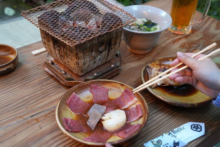 山の中に突如現れる異空間！山賊になった気分で豪快料理が味わえる名物スポット「いろり山賊」｜山口県岩国市
