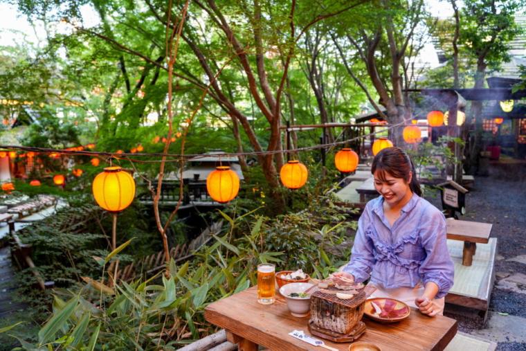 山の中に突如現れる異空間！山賊になった気分で豪快料理が味わえる名物スポット「いろり山賊」｜山口県岩国市