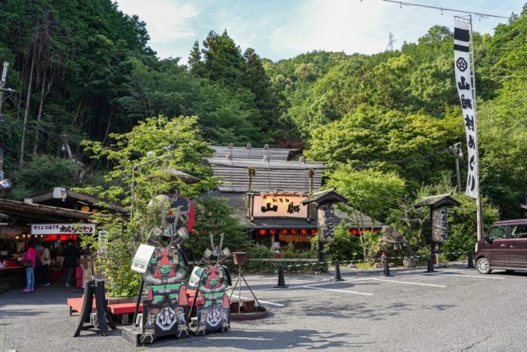 山の中に突如現れる異空間！山賊になった気分で豪快料理が味わえる名物スポット「いろり山賊」｜山口県岩国市