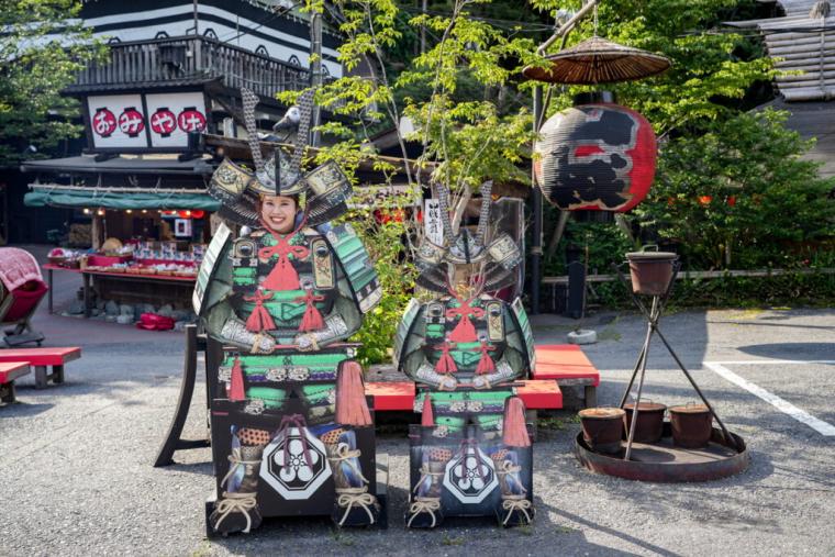 山の中に突如現れる異空間！山賊になった気分で豪快料理が味わえる名物スポット「いろり山賊」｜山口県岩国市