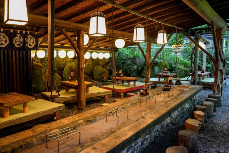 山の中に突如現れる異空間！山賊になった気分で豪快料理が味わえる名物スポット「いろり山賊」｜山口県岩国市