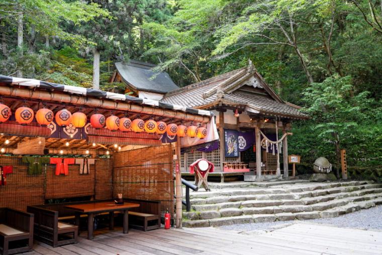 山の中に突如現れる異空間！山賊になった気分で豪快料理が味わえる名物スポット「いろり山賊」｜山口県岩国市