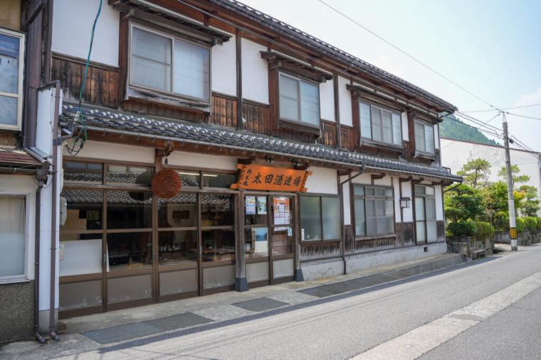 鳥取の山間の町にある 1909 年創業の酒蔵見学へ。手間暇かけてつくるうま味の濃い日本酒