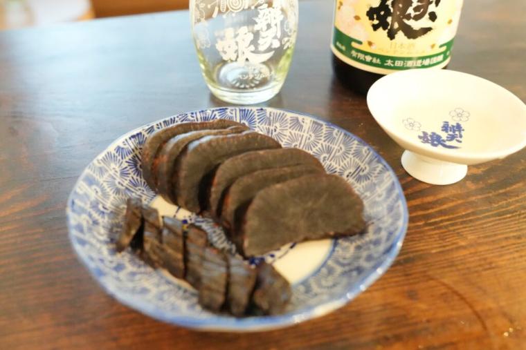 鳥取の山間の町にある 1909 年創業の酒蔵見学へ。手間暇かけてつくるうま味の濃い日本酒