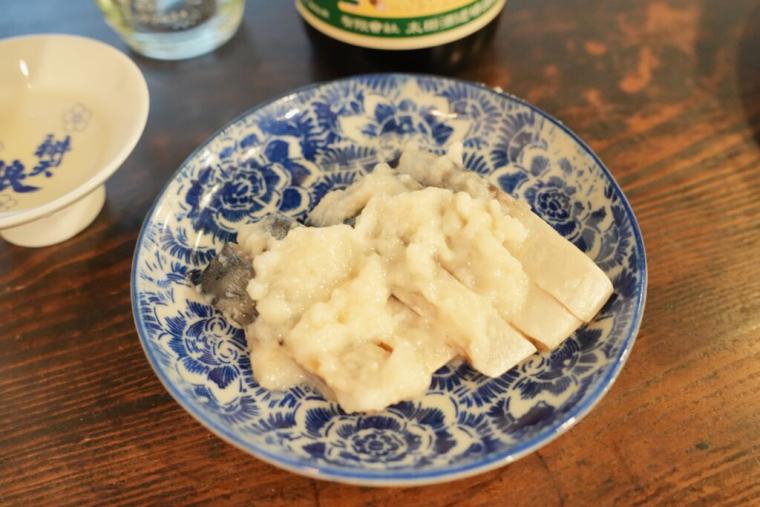 鳥取の山間の町にある 1909 年創業の酒蔵見学へ。手間暇かけてつくるうま味の濃い日本酒