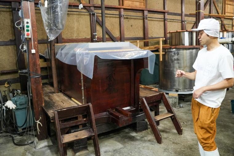 鳥取の山間の町にある 1909 年創業の酒蔵見学へ。手間暇かけてつくるうま味の濃い日本酒