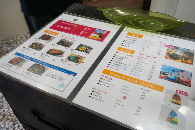 りんご飴ではなく、鳥取の梨を使った「なし飴」を発見！倉吉白壁土蔵群の町歩きグルメが並ぶ古民家カフェ