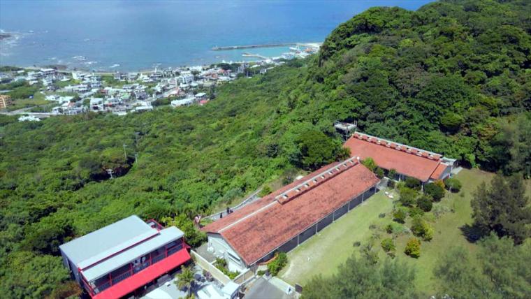 世界遺産「斎場御嶽」に隣接する日本最南端の美術館。暮らしと自然が調和するアートな空間「南城美術館」（南城市）