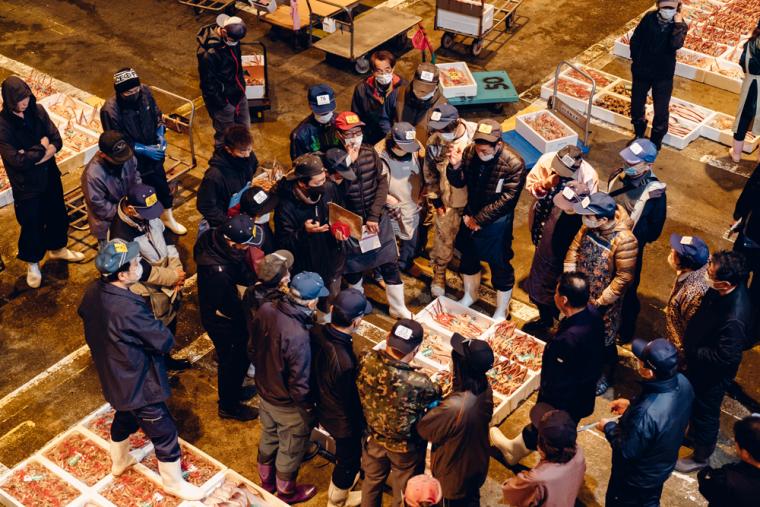 加能ガニ・競りの様子