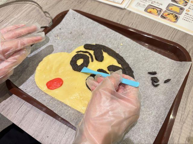 三宮に新体験スポット！クレヨンしんちゃんの“ドデカクッキー”づくりを楽しもう！