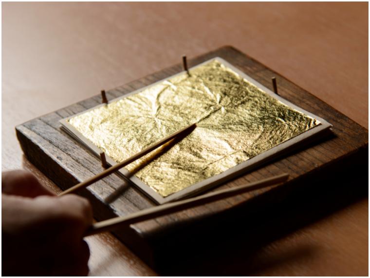 【金沢・箔一】築 200 年の茶屋建築で、本格金箔工芸体験を愉しもう