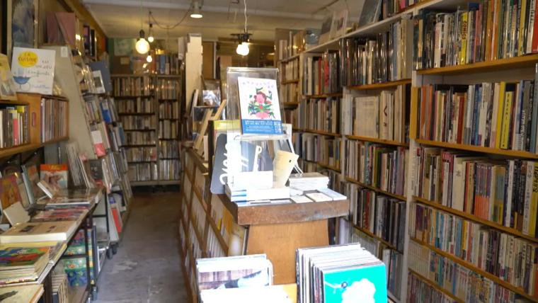 古いものに、新しく出会う。旧街道の風情漂う滑川瀬羽町のシンボル的古書店「古本いるふ」