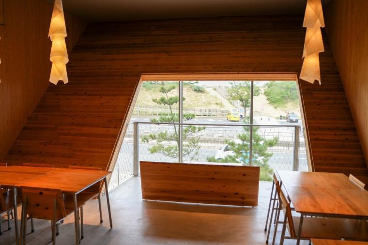 鳥取砂丘目の前！隈研吾氏設計のおしゃれカフェで非日常体験