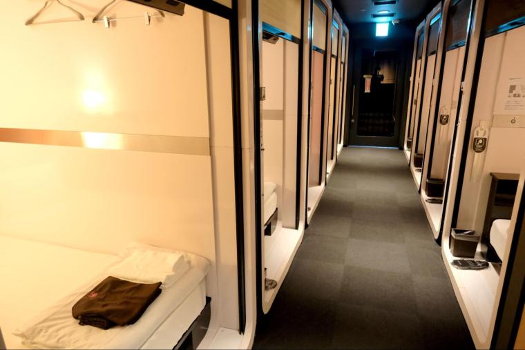 もう空港難民にならない！那覇空港に宿泊できる「ファーストキャビン」新スタイルのホテルが開業、シャワー・デイユースも OK