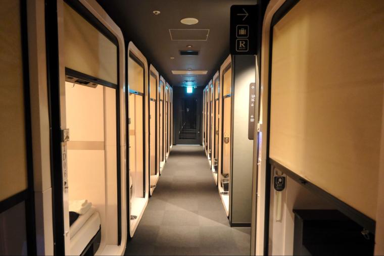 もう空港難民にならない！那覇空港に宿泊できる「ファーストキャビン」新スタイルのホテルが開業、シャワー・デイユースも OK