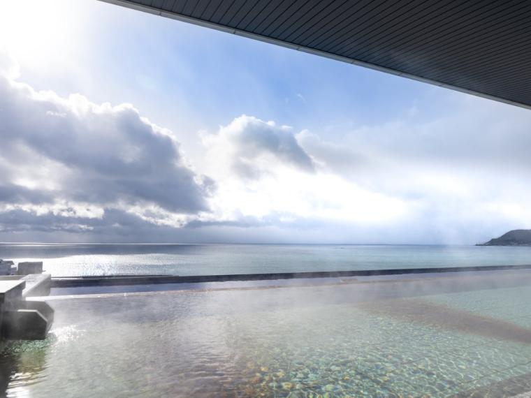 インフィニティ温泉と約 150 種類の贅沢ブッフェを堪能「函館湯の川温泉 海と灯」