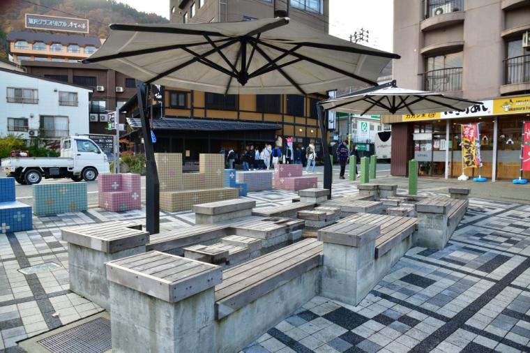 越後湯沢駅西口駅前広場の足湯