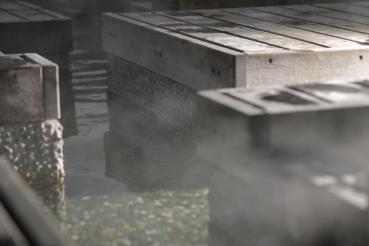 越後湯沢駅西口駅前広場の足湯