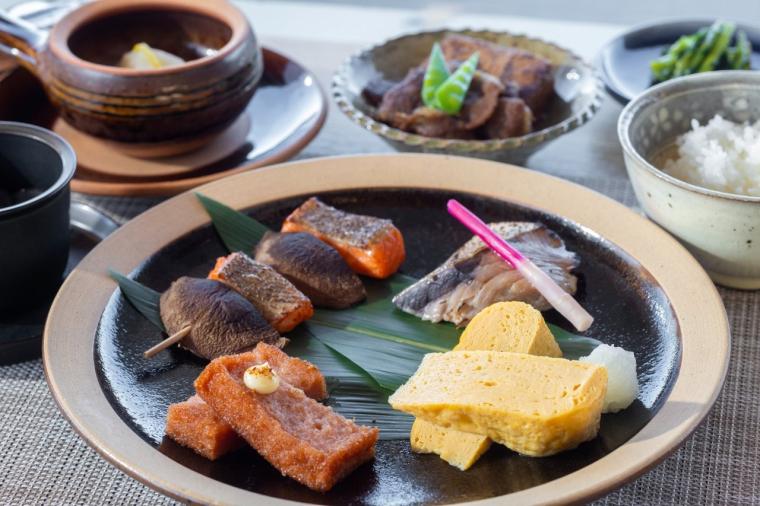 出雲の絶景に癒やされる時間。海を望む断崖の中の「IZUMO HOTEL THE CLIFF」で非日常ステイ