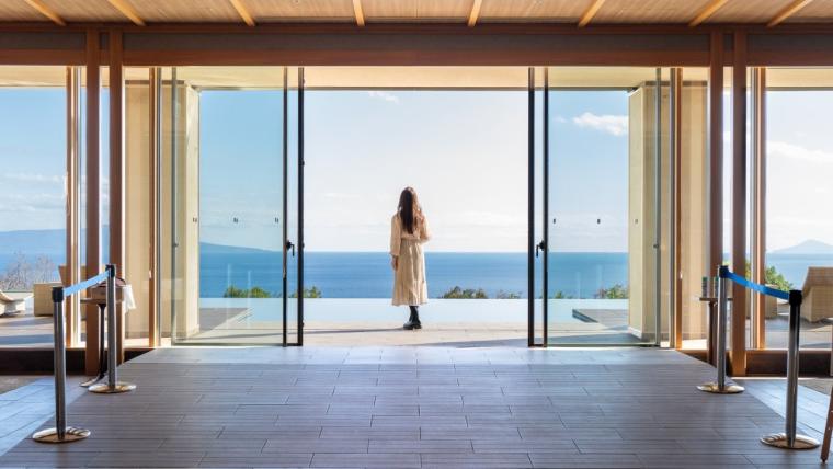 【静岡県】水盤テラスの絶景と温泉露天風呂付客室に癒やされる「亀の井ホテル 伊豆高原」 