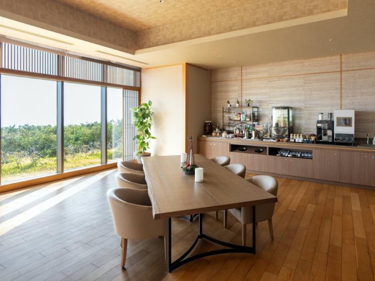 【静岡県】水盤テラスの絶景と温泉露天風呂付客室に癒やされる「亀の井ホテル 伊豆高原」 