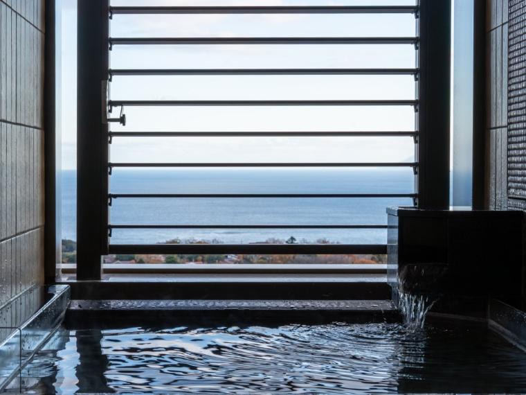 【静岡県】水盤テラスの絶景と温泉露天風呂付客室に癒やされる「亀の井ホテル 伊豆高原」 