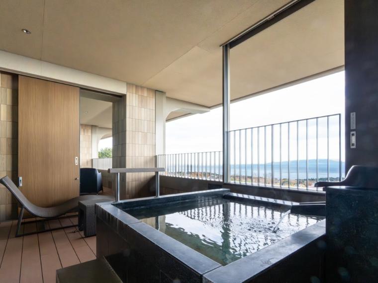 【静岡県】水盤テラスの絶景と温泉露天風呂付客室に癒やされる「亀の井ホテル 伊豆高原」 