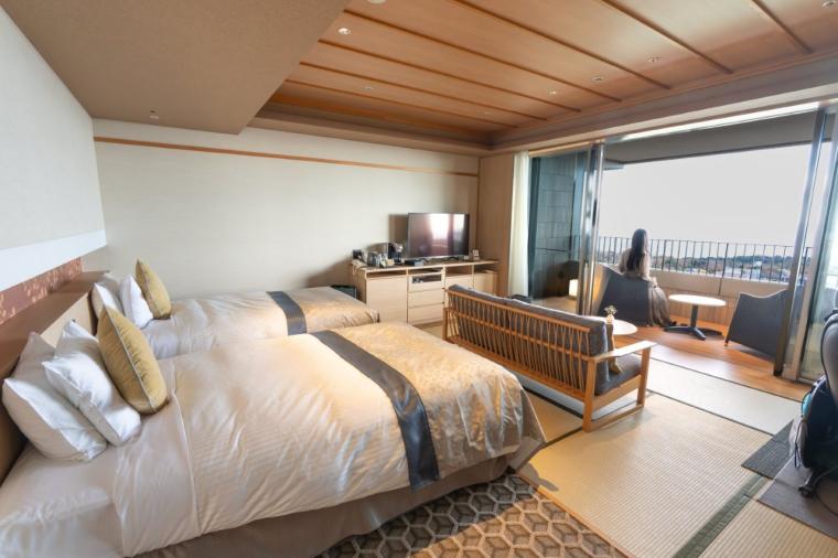 【静岡県】水盤テラスの絶景と温泉露天風呂付客室に癒やされる「亀の井ホテル 伊豆高原」 