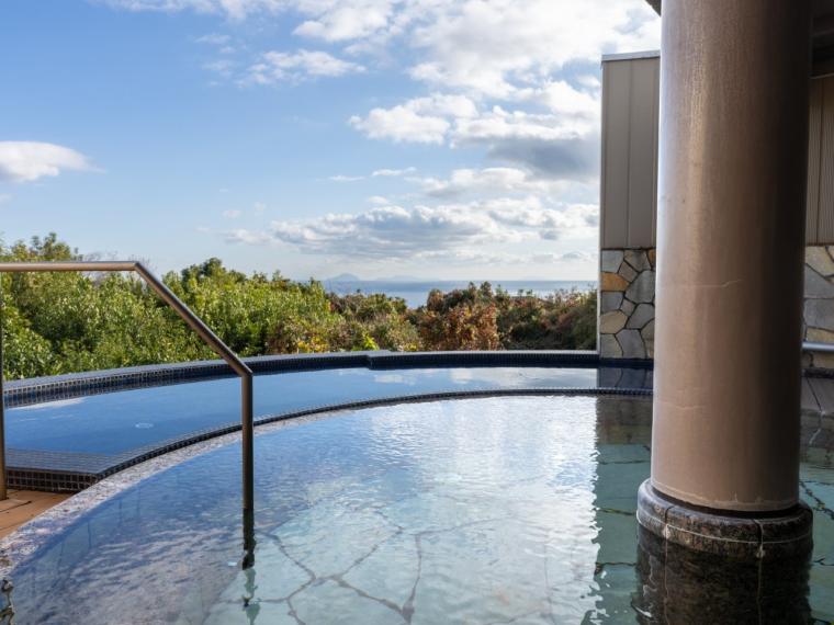 【静岡県】水盤テラスの絶景と温泉露天風呂付客室に癒やされる「亀の井ホテル 伊豆高原」 