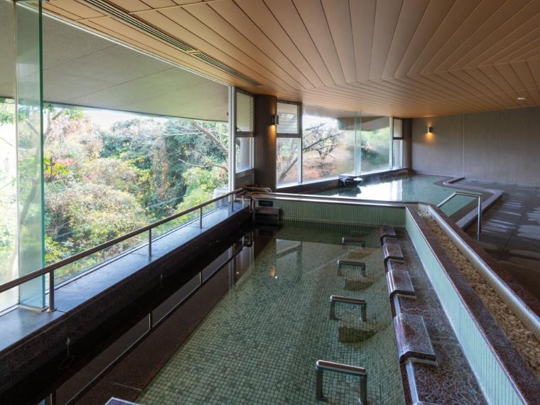 【静岡県】水盤テラスの絶景と温泉露天風呂付客室に癒やされる「亀の井ホテル 伊豆高原」 