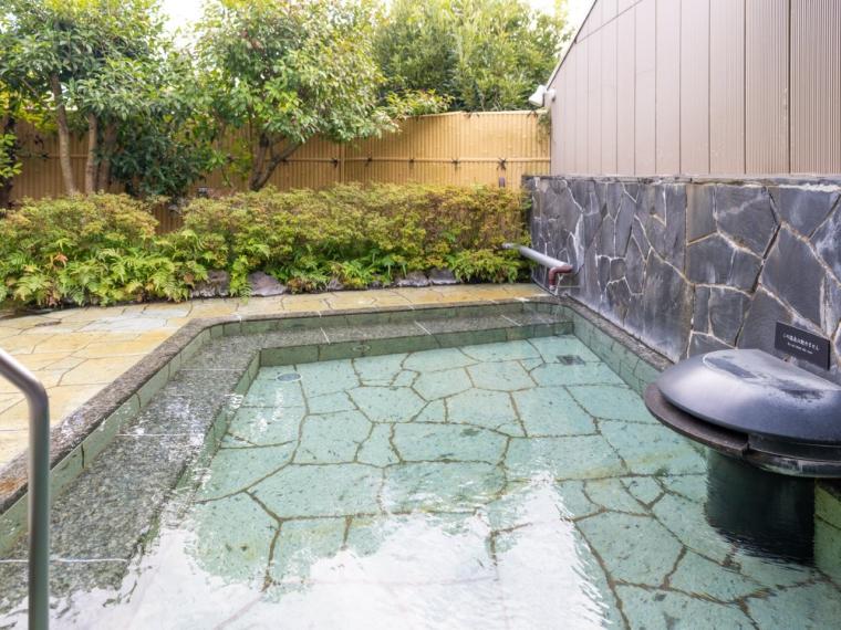 【静岡県】水盤テラスの絶景と温泉露天風呂付客室に癒やされる「亀の井ホテル 伊豆高原」 