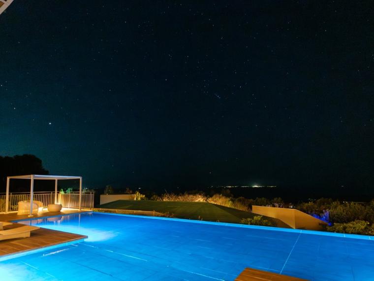 【静岡県】水盤テラスの絶景と温泉露天風呂付客室に癒やされる「亀の井ホテル 伊豆高原」 