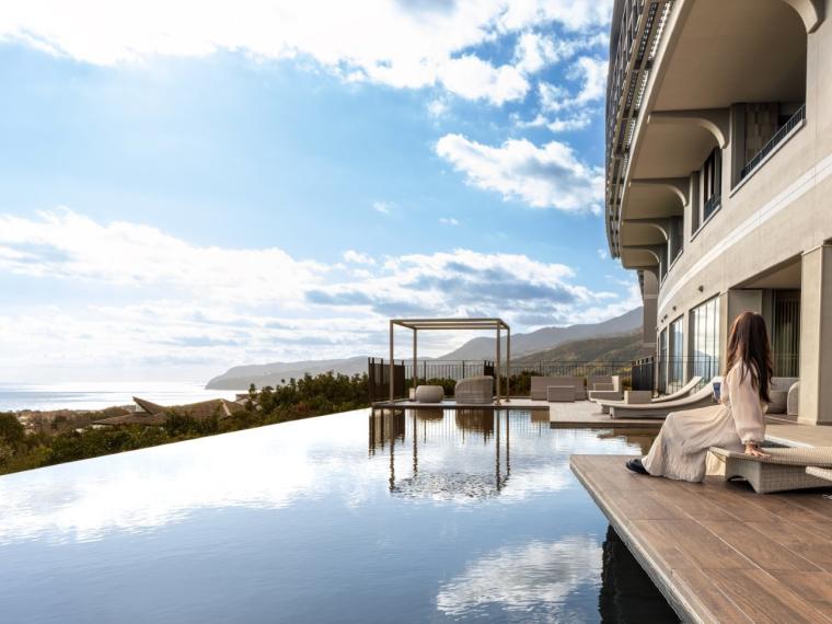 【静岡県】水盤テラスの絶景と温泉露天風呂付客室に癒やされる「亀の井ホテル 伊豆高原」 