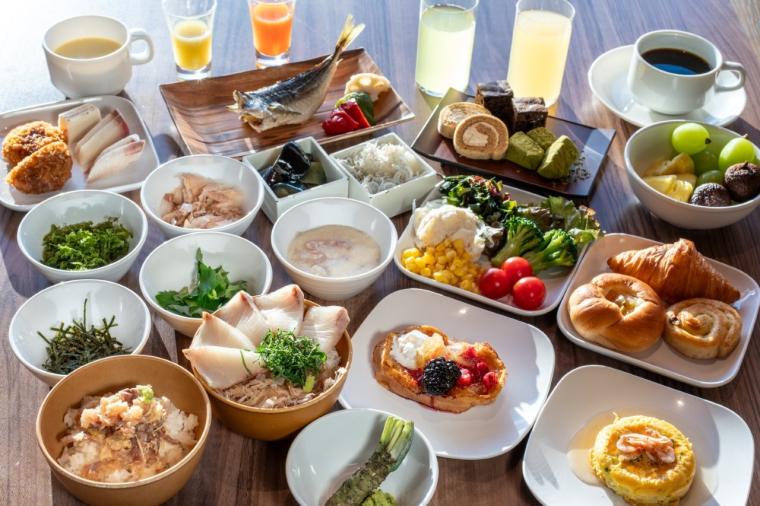 【静岡県】水盤テラスの絶景と温泉露天風呂付客室に癒やされる「亀の井ホテル 伊豆高原」 