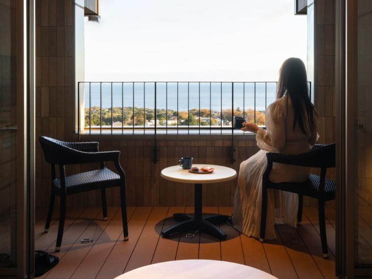 【静岡県】水盤テラスの絶景と温泉露天風呂付客室に癒やされる「亀の井ホテル 伊豆高原」 