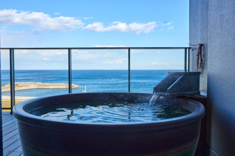 伊豆の海も夕焼けも温泉で満喫！14もの貸切風呂と豪華舟盛りが楽しめる「ニューとみよし」