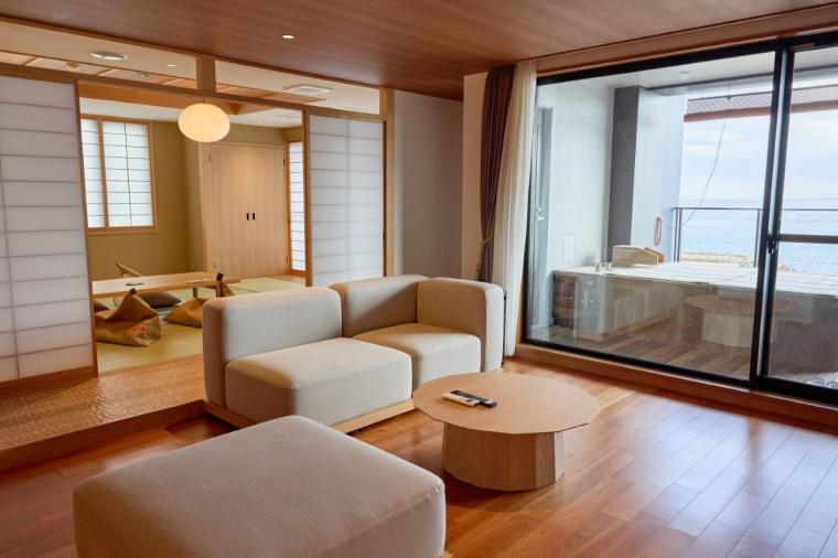 伊豆の海も夕焼けも温泉で満喫！14もの貸切風呂と豪華舟盛りが楽しめる「ニューとみよし」