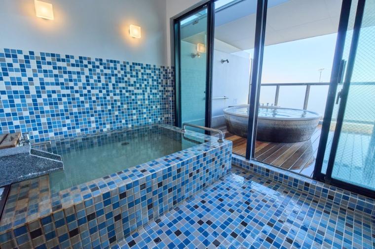 伊豆の海も夕焼けも温泉で満喫！14もの貸切風呂と豪華舟盛りが楽しめる「ニューとみよし」