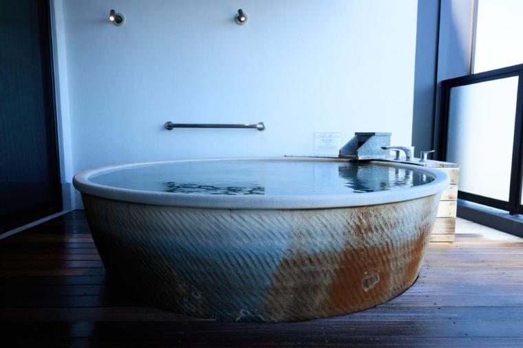 伊豆の海も夕焼けも温泉で満喫！14もの貸切風呂と豪華舟盛りが楽しめる「ニューとみよし」