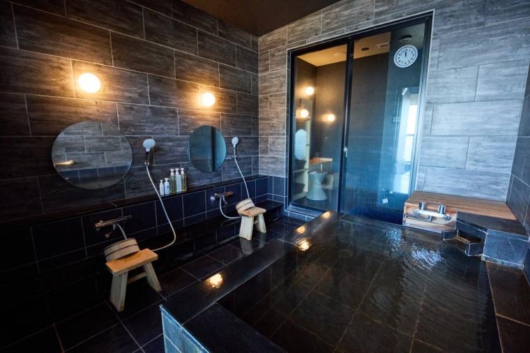 伊豆の海も夕焼けも温泉で満喫！14もの貸切風呂と豪華舟盛りが楽しめる「ニューとみよし」