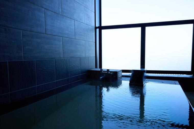 伊豆の海も夕焼けも温泉で満喫！14もの貸切風呂と豪華舟盛りが楽しめる「ニューとみよし」