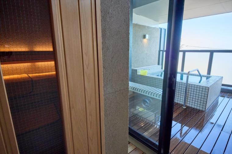 伊豆の海も夕焼けも温泉で満喫！14もの貸切風呂と豪華舟盛りが楽しめる「ニューとみよし」