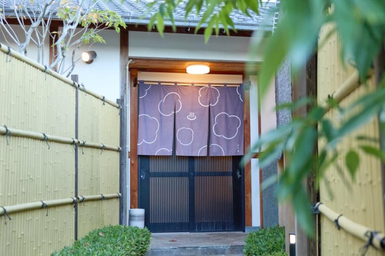 伊豆の海も夕焼けも温泉で満喫！14もの貸切風呂と豪華舟盛りが楽しめる「ニューとみよし」