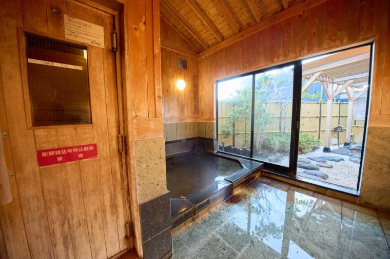 伊豆の海も夕焼けも温泉で満喫！14もの貸切風呂と豪華舟盛りが楽しめる「ニューとみよし」