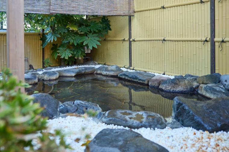 伊豆の海も夕焼けも温泉で満喫！14もの貸切風呂と豪華舟盛りが楽しめる「ニューとみよし」