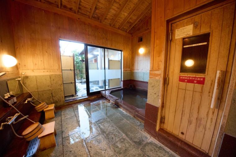 伊豆の海も夕焼けも温泉で満喫！14もの貸切風呂と豪華舟盛りが楽しめる「ニューとみよし」