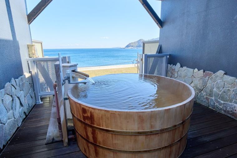 伊豆の海も夕焼けも温泉で満喫！14もの貸切風呂と豪華舟盛りが楽しめる「ニューとみよし」