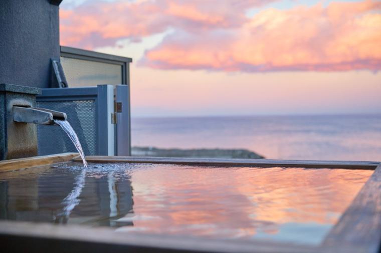 伊豆の海も夕焼けも温泉で満喫！14もの貸切風呂と豪華舟盛りが楽しめる「ニューとみよし」